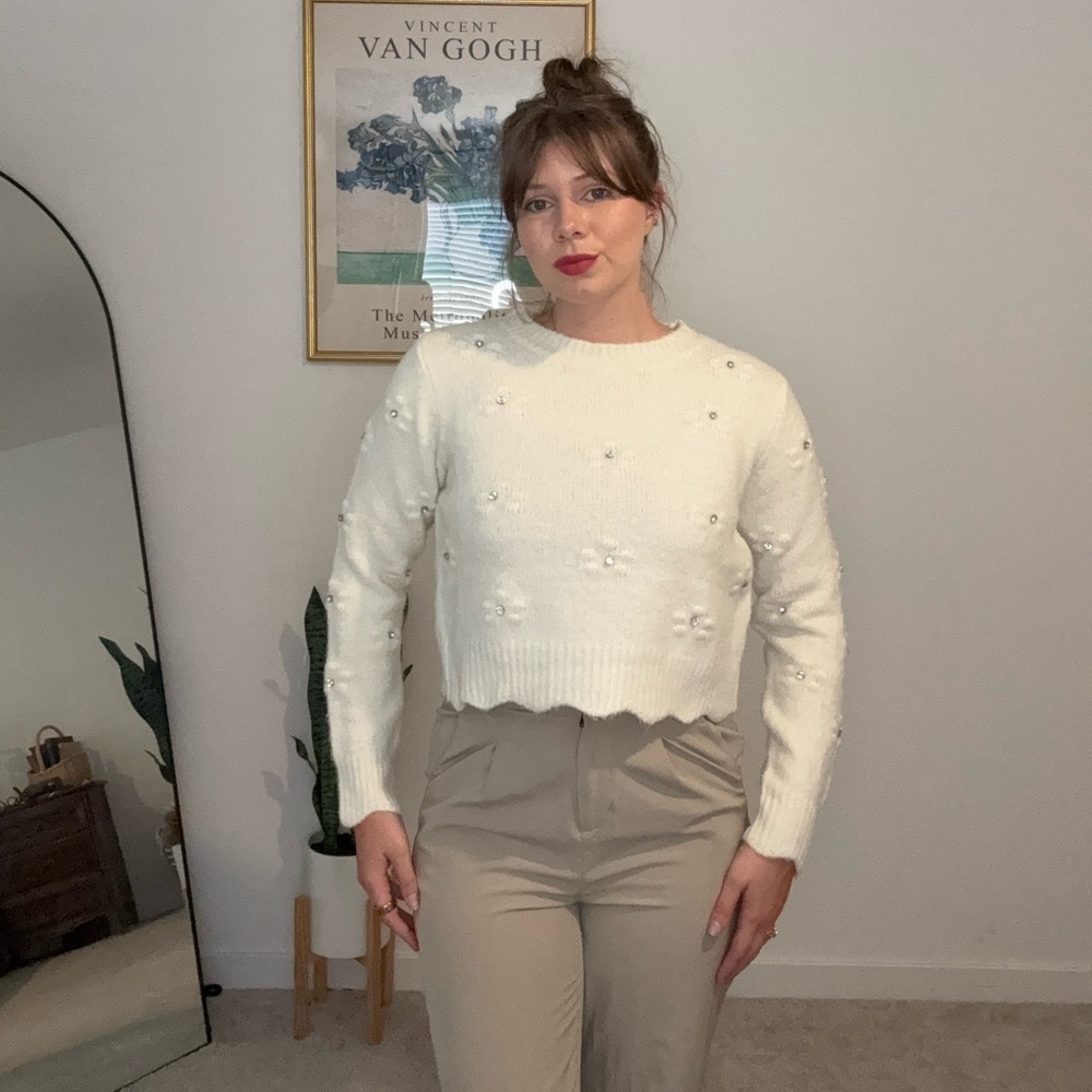 Q2 Pearl Embellished Cropped Sweater Cream Knit Long Sleeve Size M